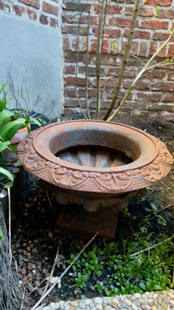 Antieke gietijzeren tuinvaas / plantenbak op sokkel, Tuin en Terras, Ophalen, Gebruikt