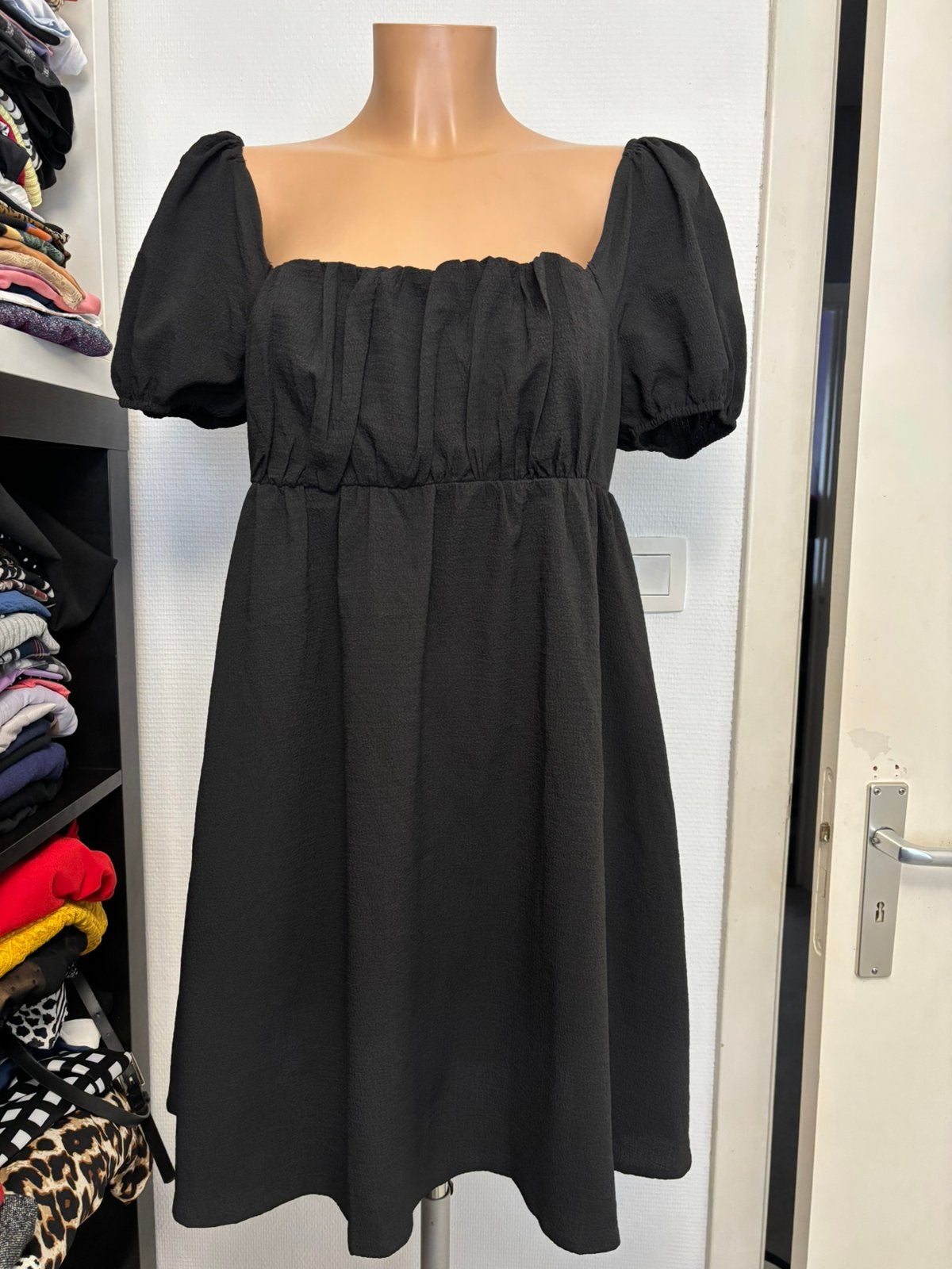 Zwarte jurk met blote schouders of niet nieuw, Kleding | Dames, Ophalen of Verzenden, Nieuw, Maat 38/40 (M), Zwart