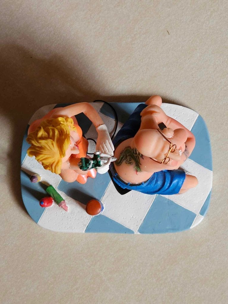 beeldje verkeerd in prima staat tatoeérder figuur sculptuur, Verzamelen, Ophalen, Zo goed als nieuw, Mens