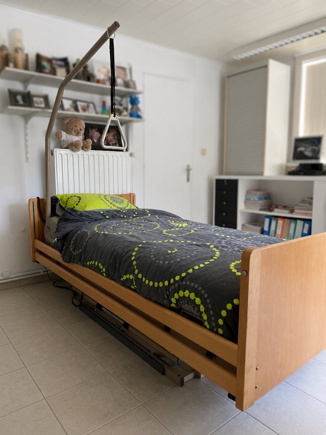 Elektrisch hoog-laag zorgbed – Volledig werkend + toebehoren, Maison & Meubles, Chambre à coucher | Lits, 100 cm, Brun, Enlèvement