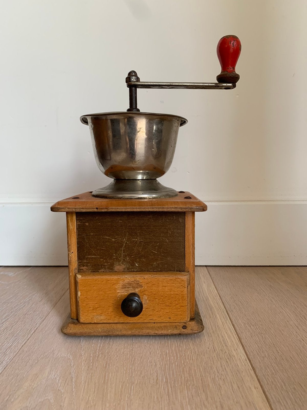 Mooie Vintage Houten Koffiemolen met Rode Knop-Jaren '50/'60, Antiek en Kunst, Antiek | Keukengerei, Ophalen of Verzenden