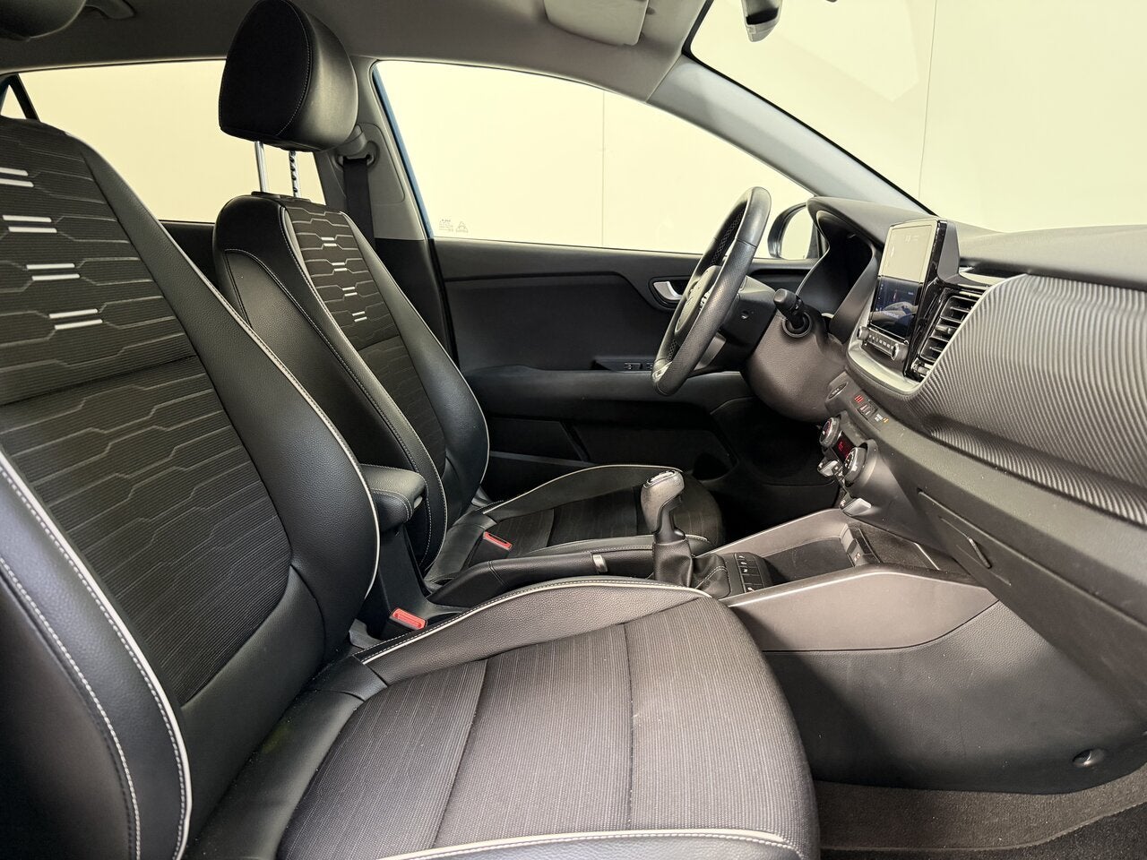 Kia Stonic 1.0 Benzine Man. - GPS - 30 000KM - Topstaat! 1S, Autos, 0 kg, 998 cm³, Noir, https://public.car-pass.be/vhr/35620323-feda-4f2f-853c-eb700d7c7f60