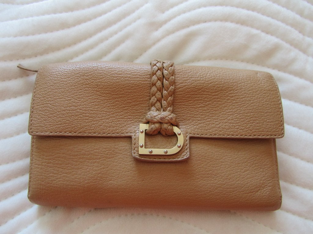 DELVAUX Camille portemonnee met nootmuskaatlogo, Handtassen en Accessoires, Tassen | Damestassen, Verzenden