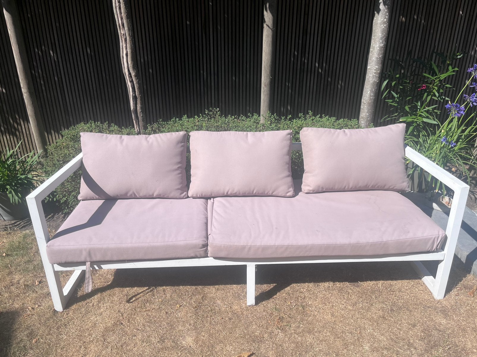 Loungebank wit met beige kussens, Ophalen, Gebruikt, 3 zitplaatsen, Aluminium