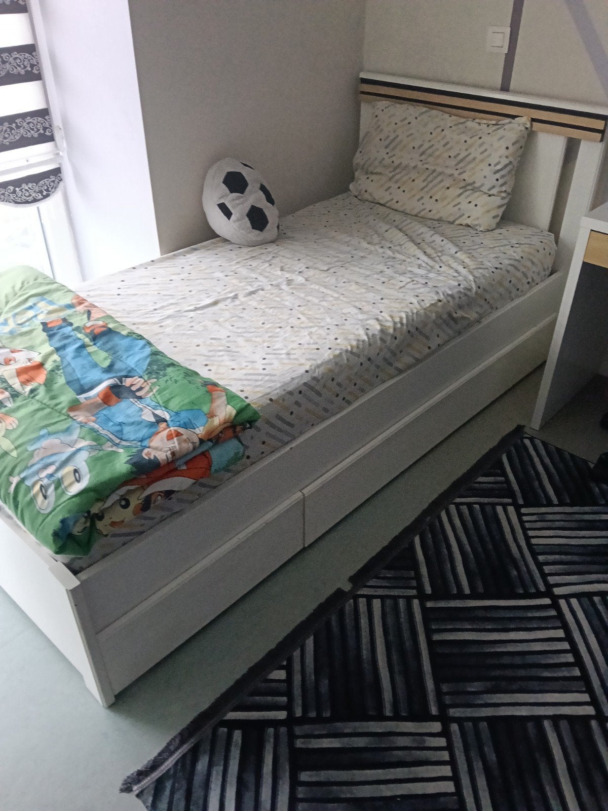 Lit Ikea avec 2 tiroirs matelas et sommier