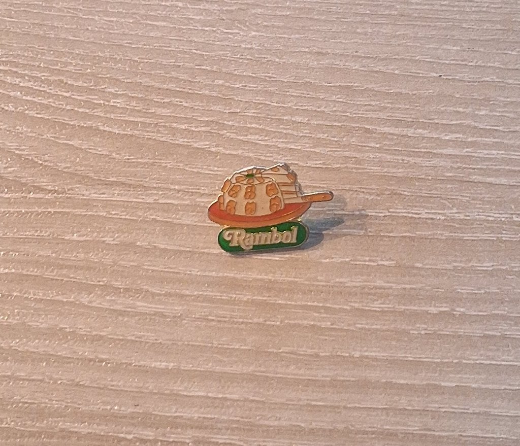 PIN - RAMBOL - KAAS - FROMAGE - CHEESE, Verzamelen, Speldjes, Pins en Buttons, Verzenden, Gebruikt, Merk, Speldje of Pin
