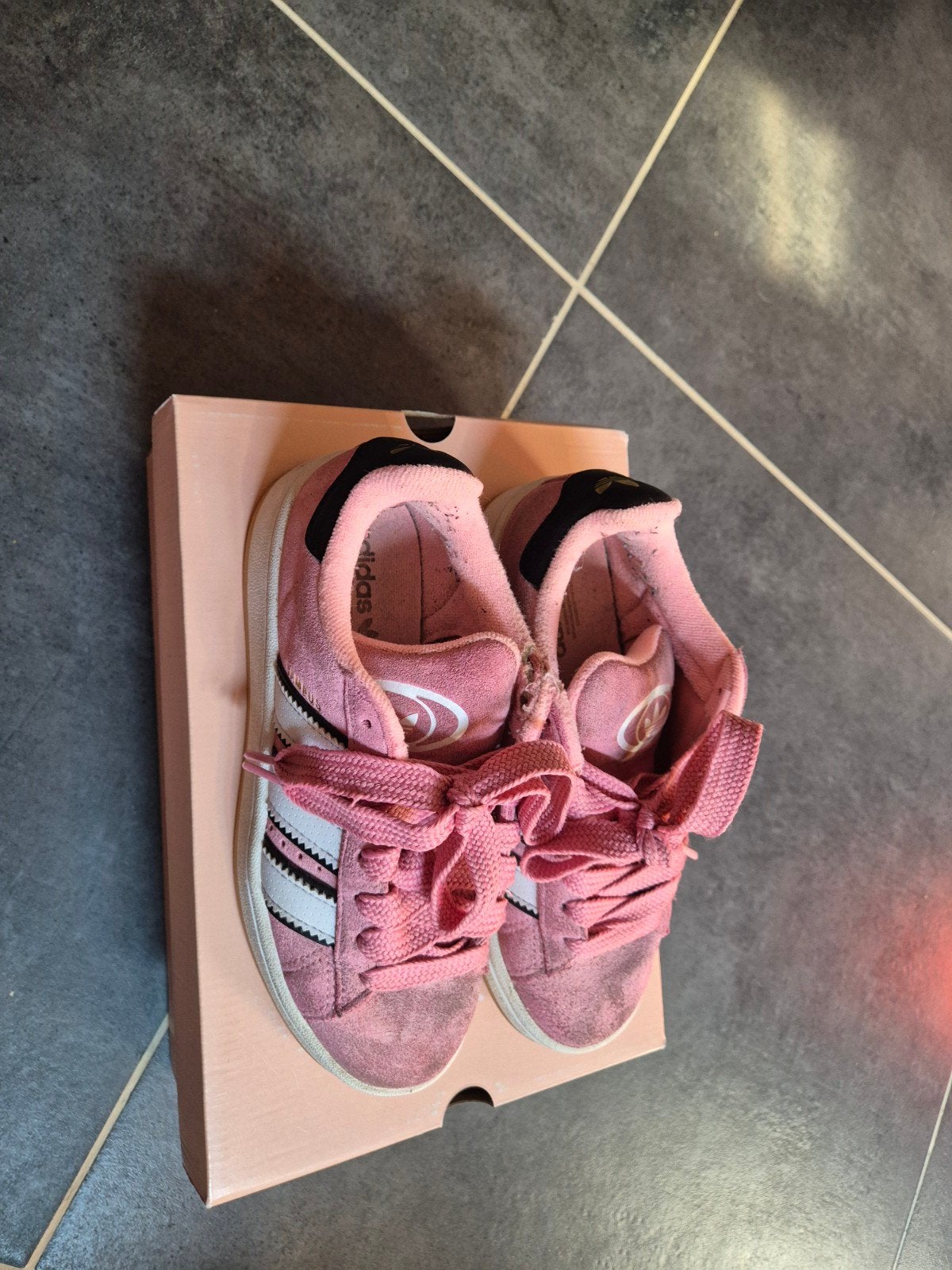 Adidas-meisje, Meisje