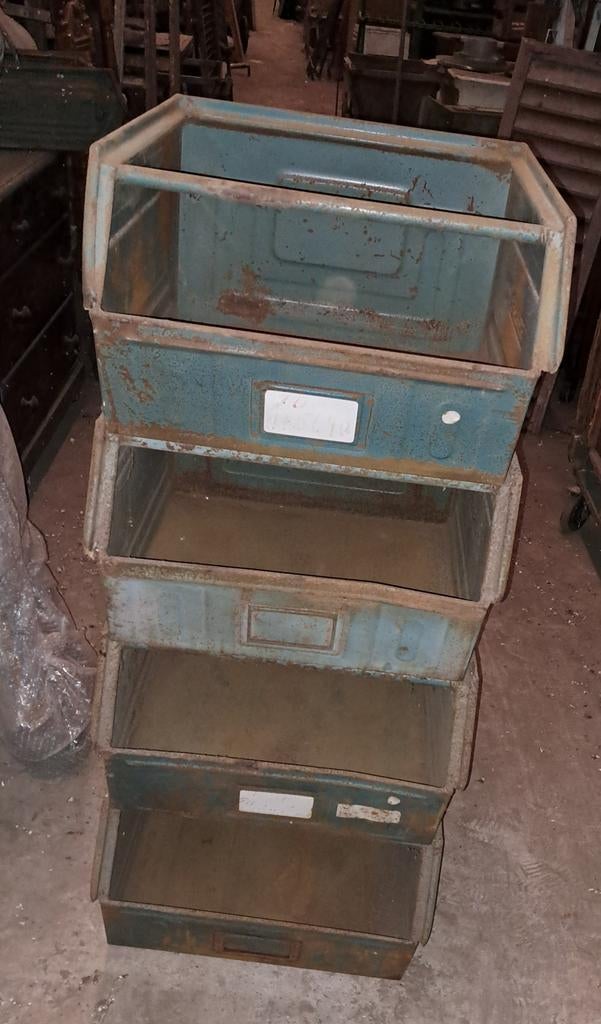 Kisten bakken industriele magazijnbakken, Ophalen