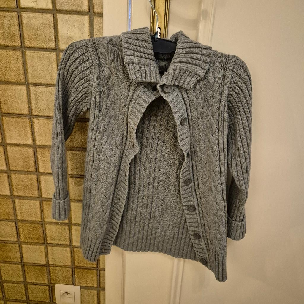 Grijze gebreide cardigan met knopen - maat 116-122., Kinderen en Baby's, Kinderkleding | Maat 116, Zo goed als nieuw, Meisje, Trui of Vest