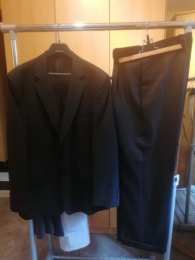 Costume bleu noir neuf avec deux pantalons., Vêtements | Hommes, Enlèvement, Neuf, Taille 52/54 (L), Bleu