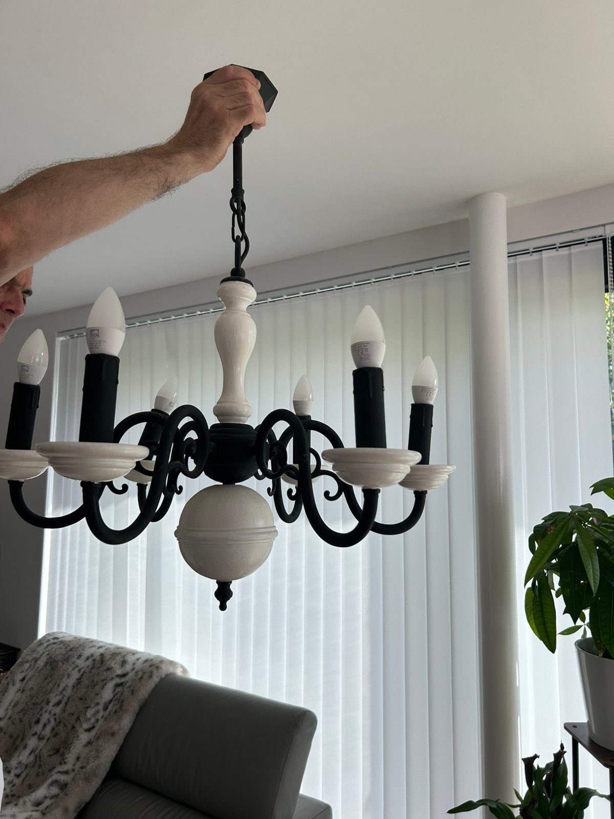 Lustre en fer forgé blanc et noir, Enlèvement, Utilisé