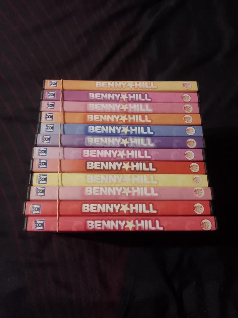 A vendre lot de 12 DVD de la série Benny Hill, À partir de 12 ans, Enlèvement ou Envoi, Comme neuf, Comédie