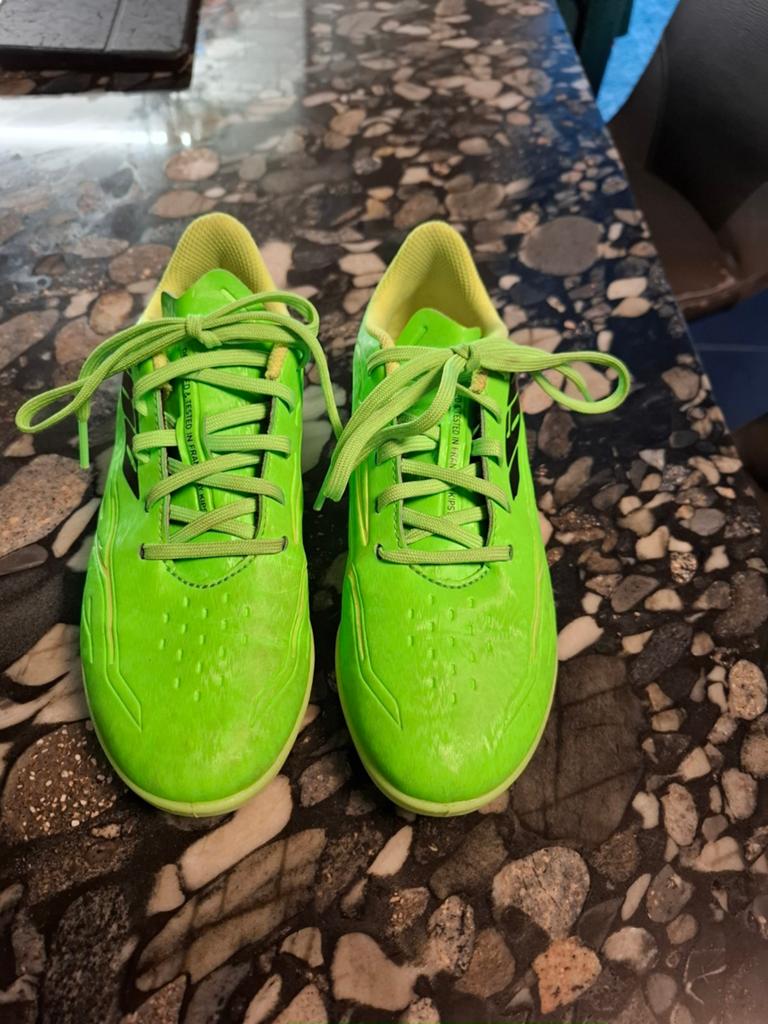 Kipsta fluogroene voetbalschoenen maat 35, Sport en Fitness, Hockey, Ophalen, Zo goed als nieuw, Schoenen