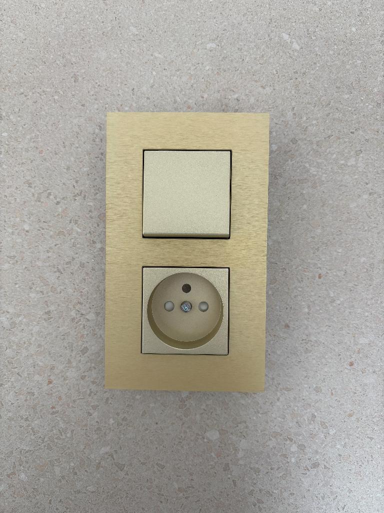 Niko Pure Alu Gold stopcontact & schakelaar, Ophalen, Nieuw, Schakelaar