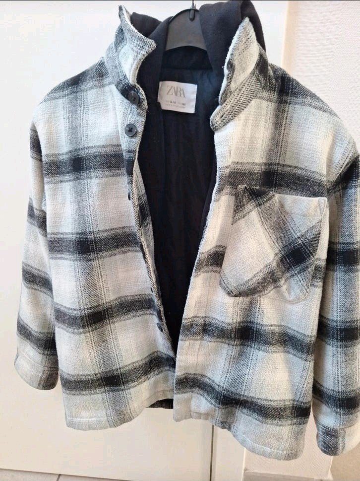 Veste exterieure Zara ( pas un manteau). De couleur noire et, Envoi, Comme neuf, Autres tailles, Zara