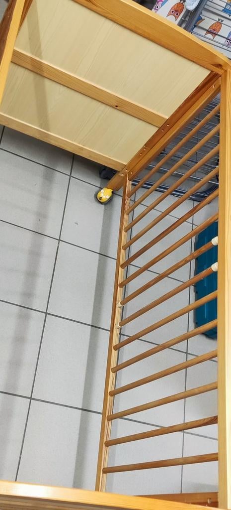 Babybed met matras in goede staat, op wielen., Ophalen