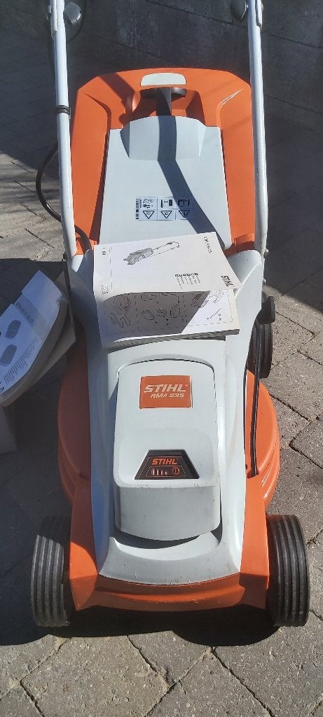 TONDEUSE À GAZON ACCU STIHL RMA 235, Neuf, Stihl, Enlèvement ou Envoi, Tondeuses à gazon sur batterie