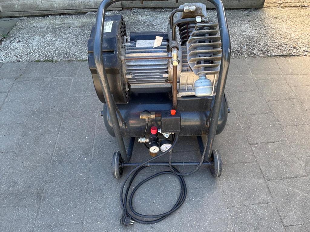Luchtcompressor Balma, Doe-het-zelf en Bouw, Compressors, Ophalen, Zo goed als nieuw