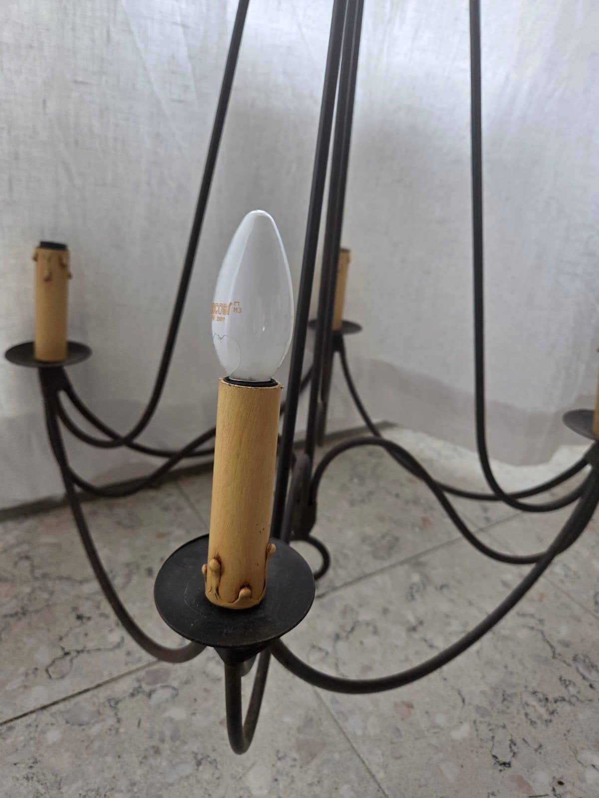 lustre en fer forgé, Enlèvement