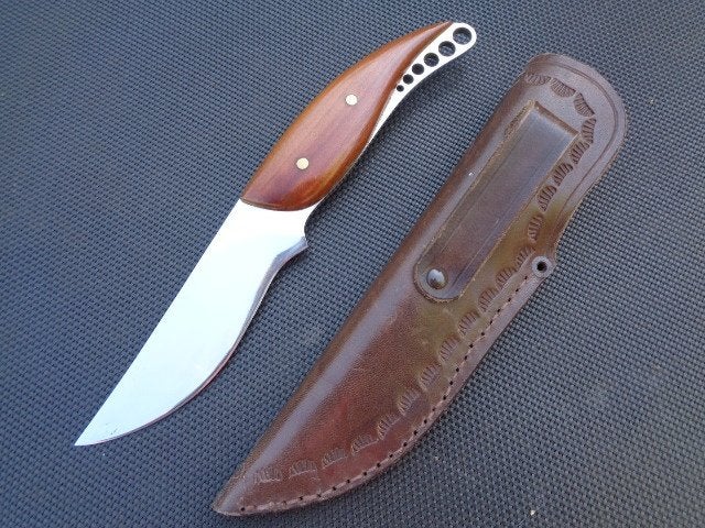 Outdoor mes NIEUW , in lederen schede , L= 22,5 cm., Ophalen of Verzenden, Nieuw