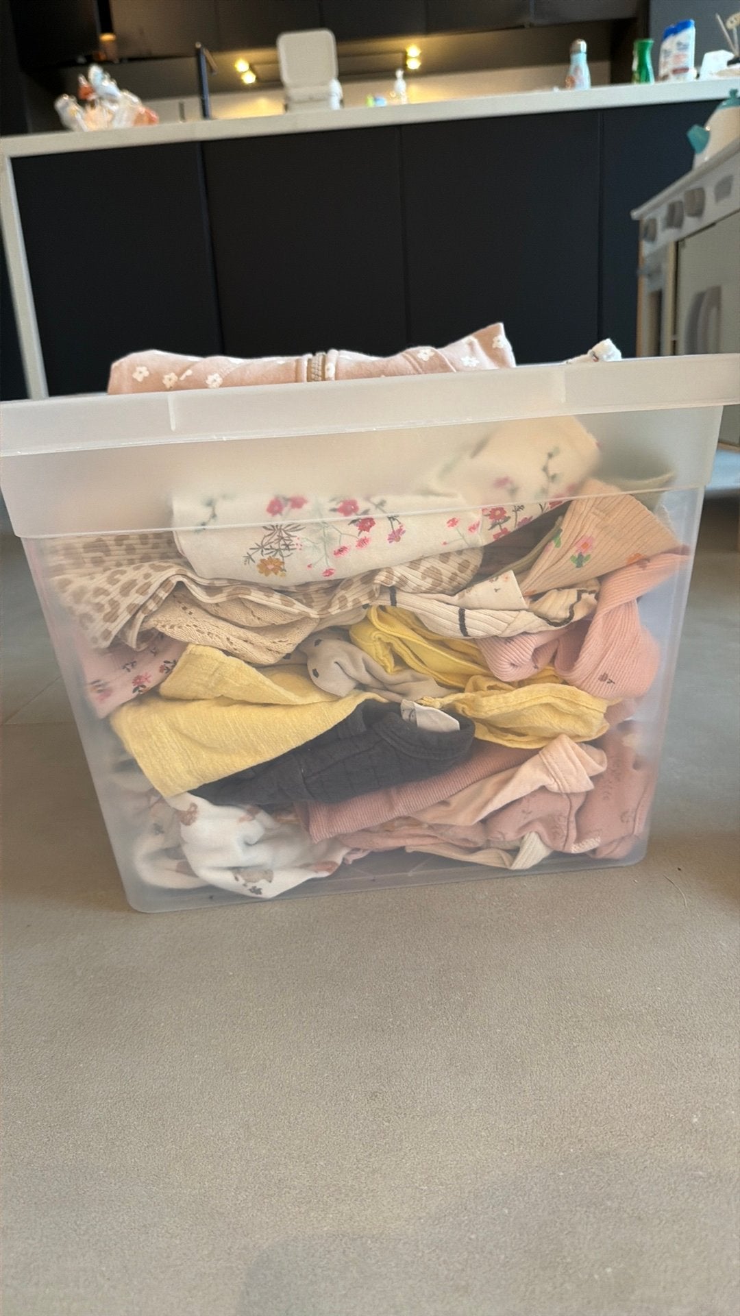 Grote doos babykleding, Ophalen, Zo goed als nieuw, Maat 56