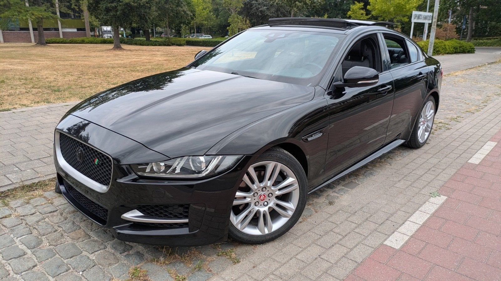 Jaguar XE R-sport 2.0d 180pk full opties !!, Auto's, Jaguar, Automaat, Achterwielaandrijving, Lichtsensor, Zwart