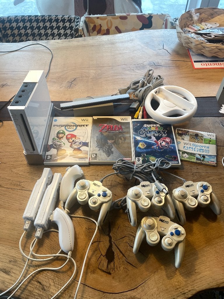 Nintendo WII + accessoires, Ophalen of Verzenden, Zo goed als nieuw, Met 3 controllers of meer, Met games