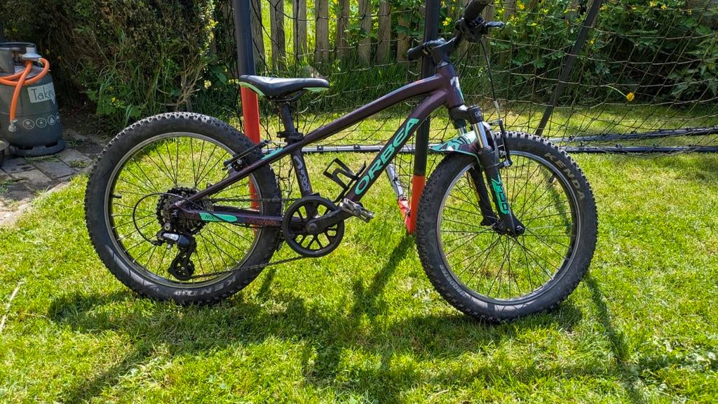 VTT Orbea 20 pouces avec fourche avant.