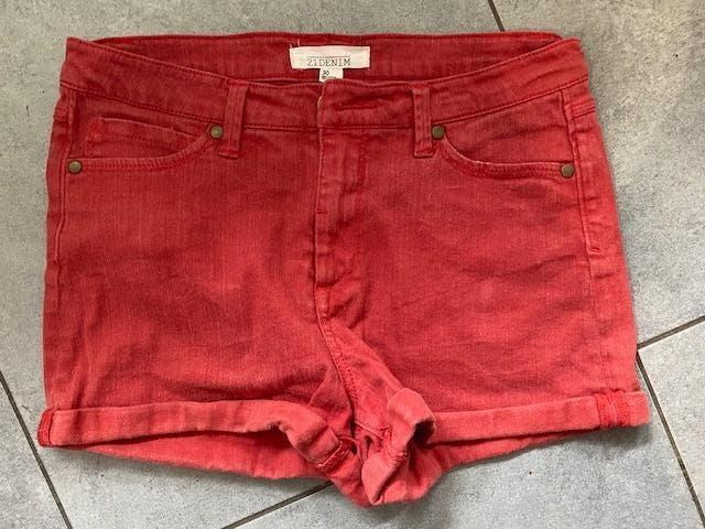 Rode jeansshort maat 30  perfecte staat, Kleding | Dames, Spijkerbroeken en Jeans, ANDERE, Overige kleuren, Ophalen of Verzenden