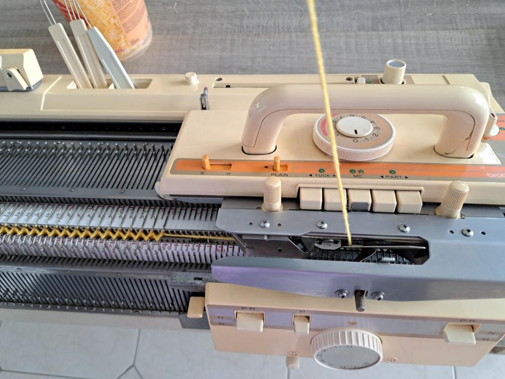Dubbelbed  Brother KH 860 met basis uitleg hoe het werkt, Hobby en Vrije tijd, Ophalen, Breien