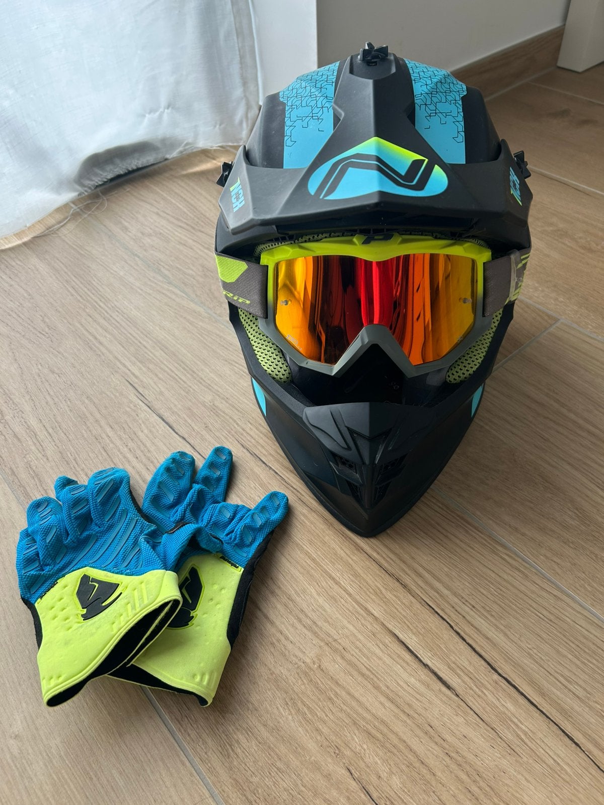 Casque de Cross + gants et lunettes, Motos, Autres marques, Seconde main, Femmes, Casque intégral
