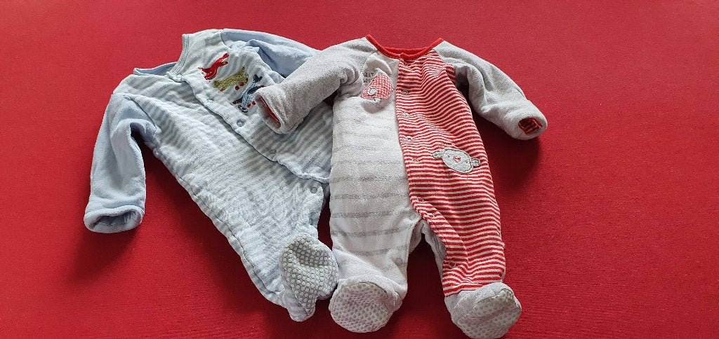 Lot de 2 pyjamas grenouillères matelassés - Taille 0-3 mois, Enlèvement, Comme neuf, Garçon ou Fille, Vêtements de nuit ou Sous-vêtements