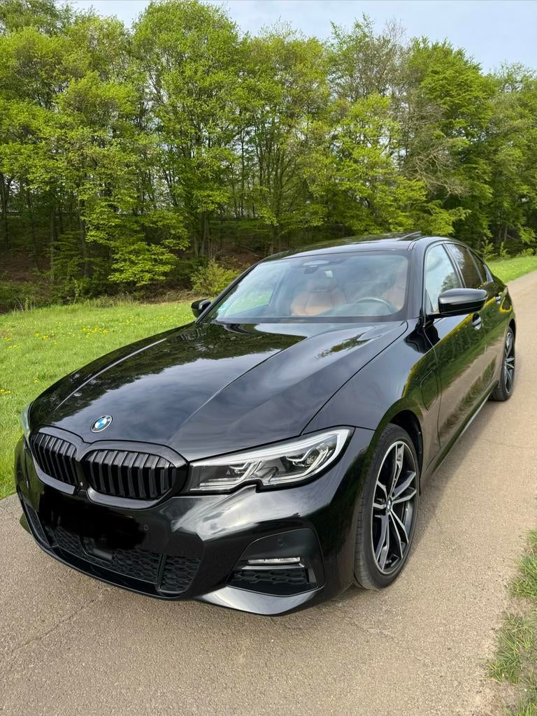 BMW 330e zwart metallic met cognac-kleurig interieur, Auto's, BMW, 4 deurs, Achterwielaandrijving, Zwart, Leder