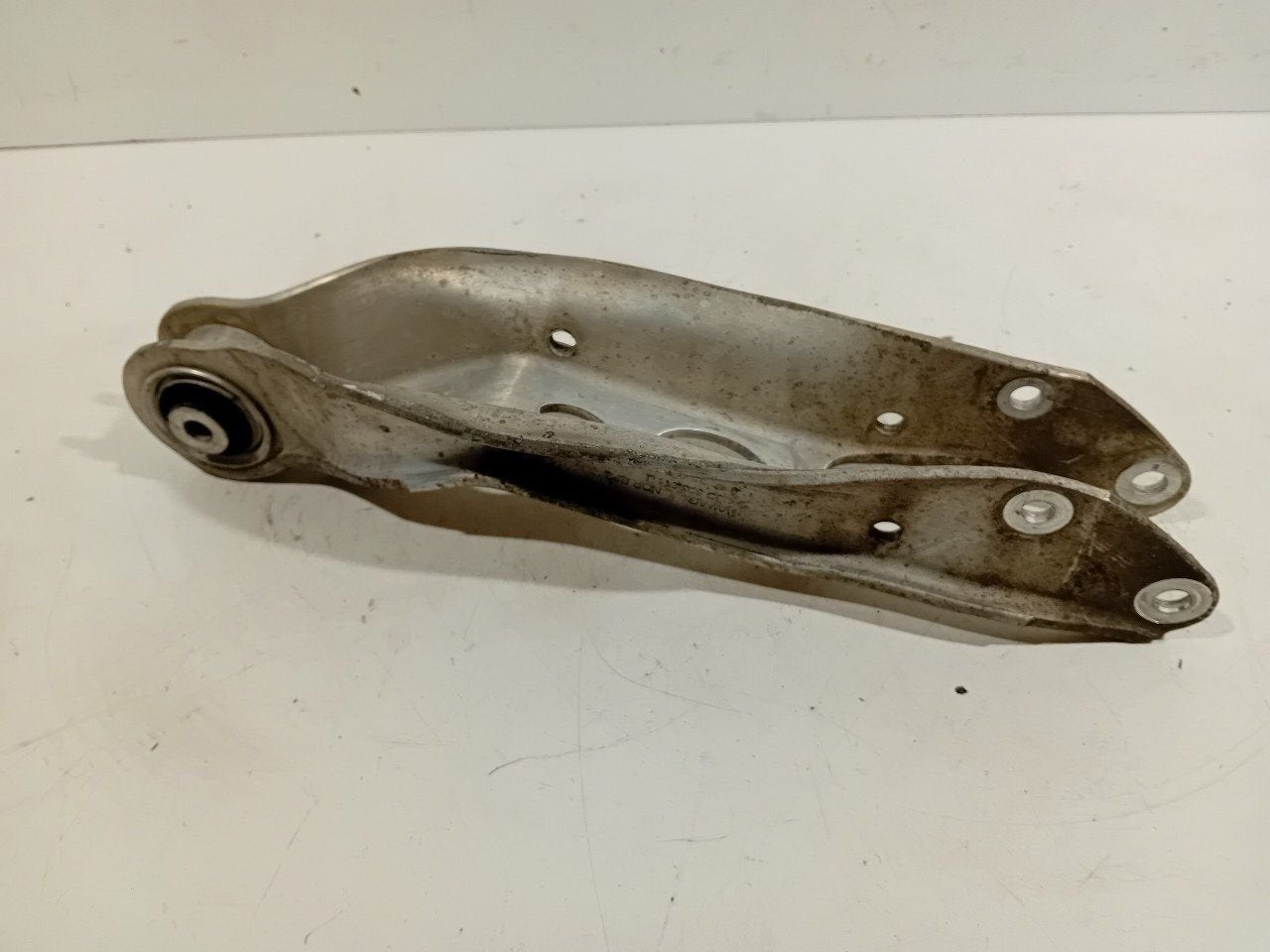Draagarm rechts achter onder Volkswagen Touareg, Onderdelen@venauto.nl, Van der Ven Autorecycling B.V., Ettenseweg 76, 4706 PB Roosendaal, The Netherlands