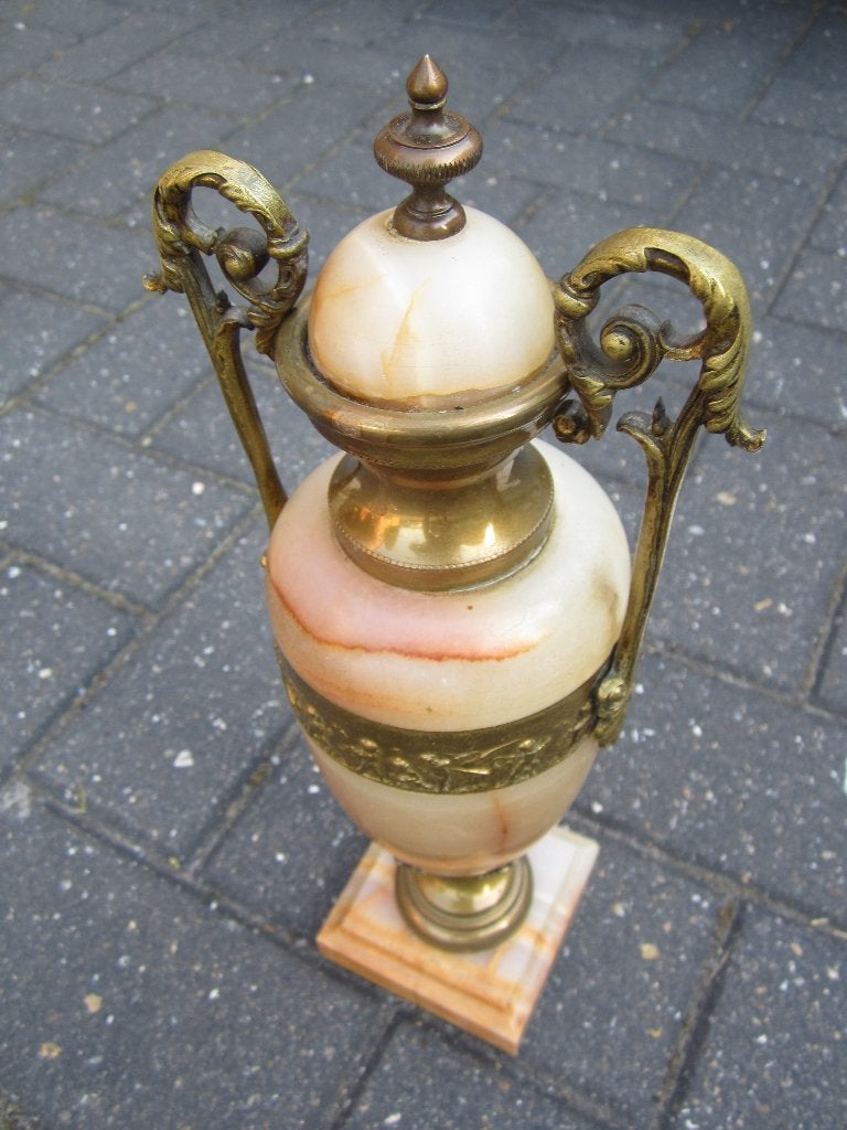 Cassolette en marbre, Enlèvement