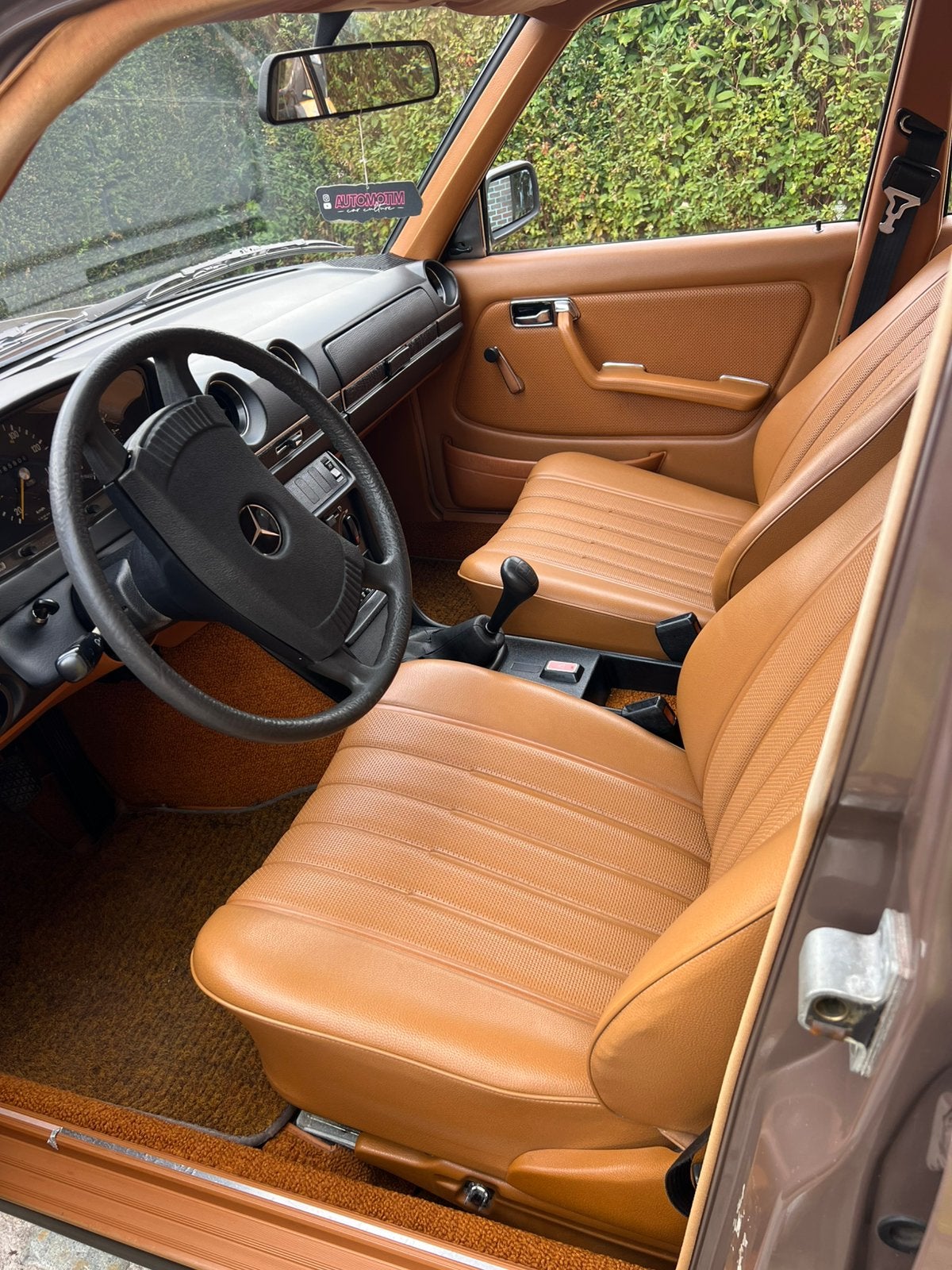 originele Mercedes W123 200D - rijklaar, foto 6