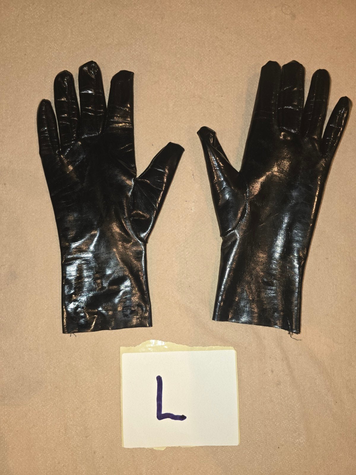 Lak handschoenen, Envoi