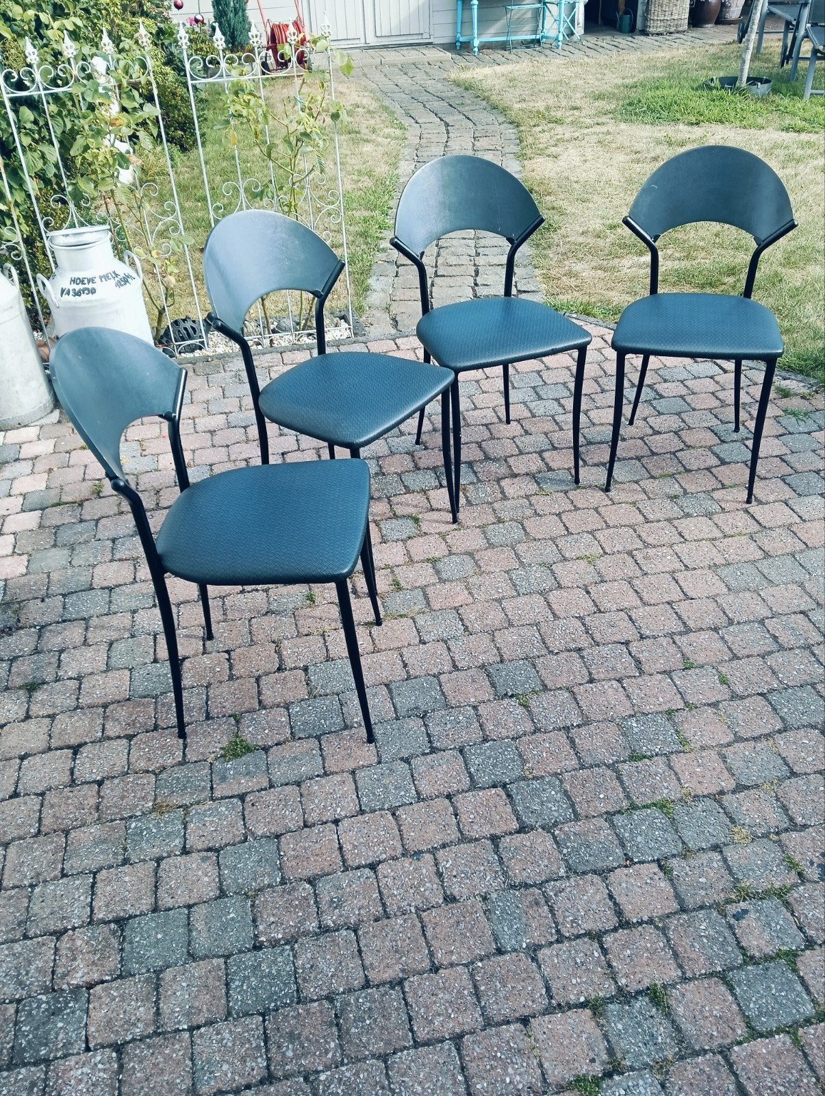 4 chaises de cuisine robustes en parfait état, Enlèvement