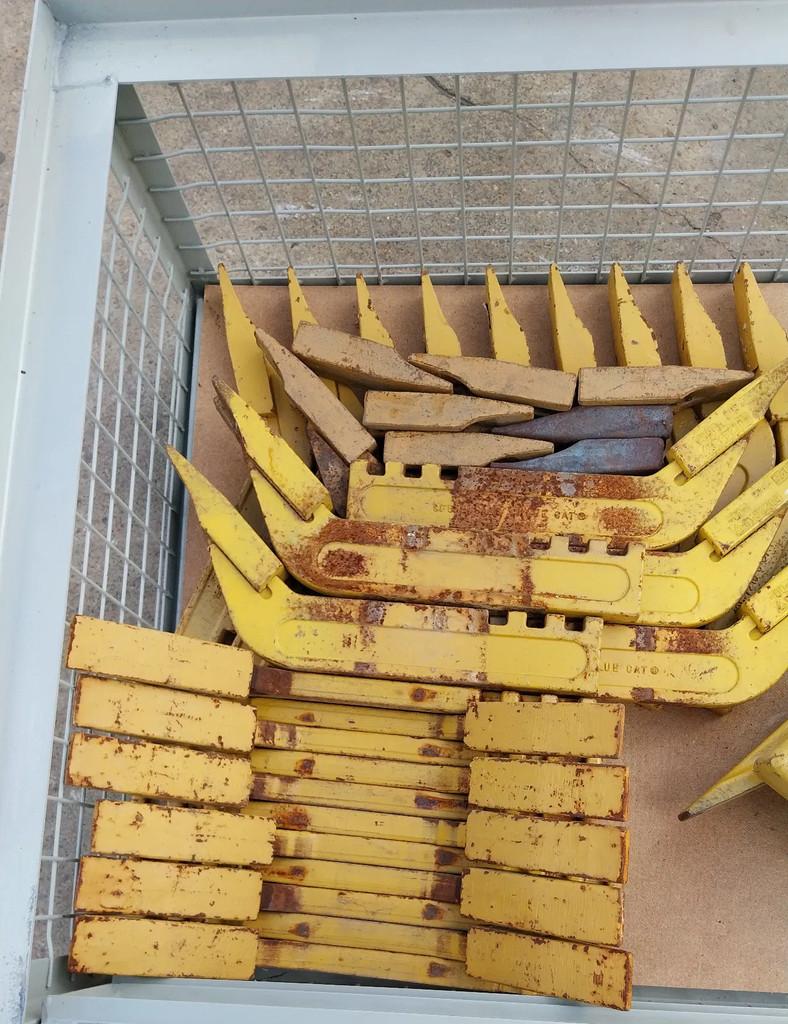 Caterpillar Original grader scarifier shanks / tips and lock