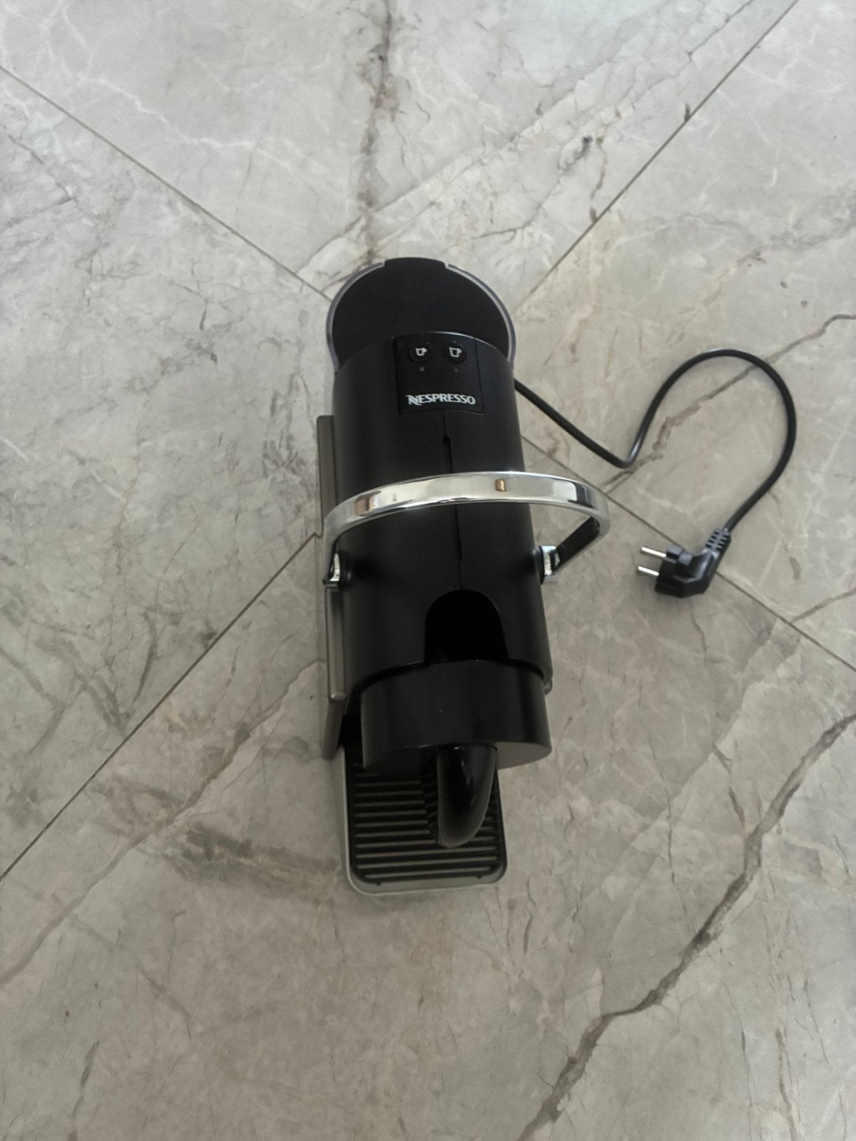Nespresso koffiemachine zwart/zilver, Ophalen, Zo goed als nieuw, Koffiemachine, Afneembaar waterreservoir