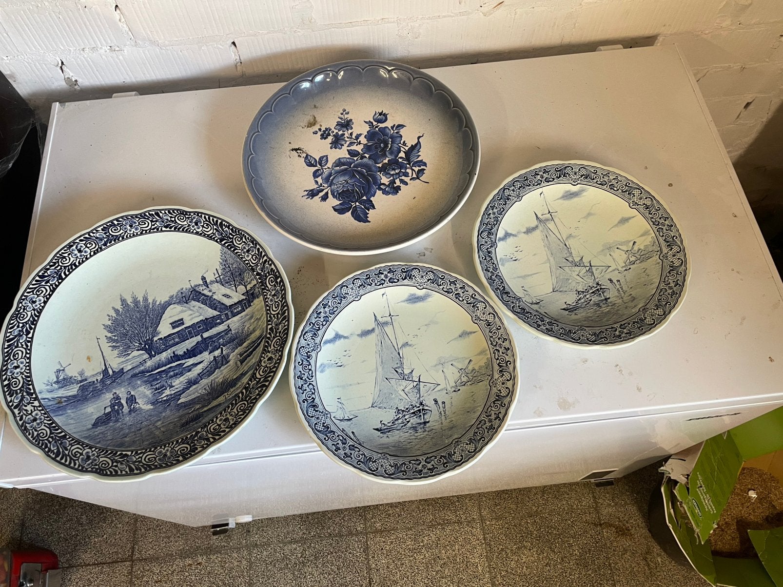 Plats bleus de Delft, Enlèvement