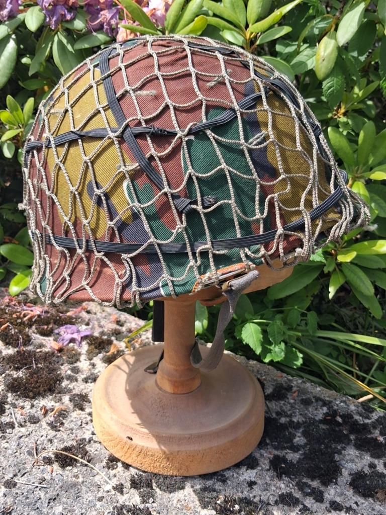 Prachtige Belgische legerhelm met hoes en camouflagenet, Verzamelen, Militaria | Algemeen, Ophalen of Verzenden