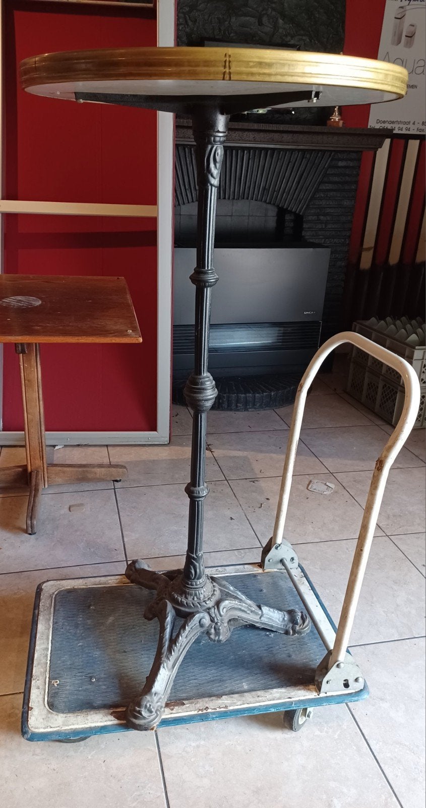 Table de bistrot ancienne, Enlèvement