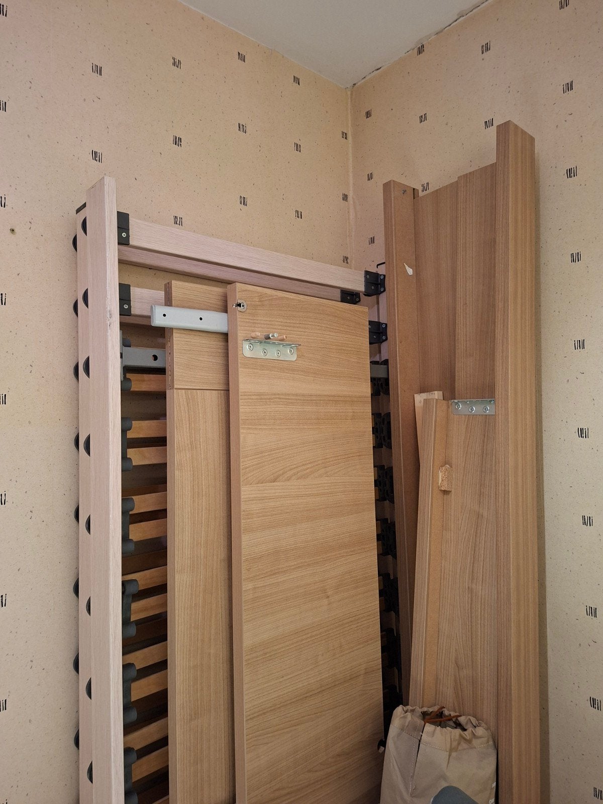 Bed, gedemonteerd, staat op 1m80 op 2m20 ongeveer met frame, Huis en Inrichting, Slaapkamer | Bedden, Ophalen