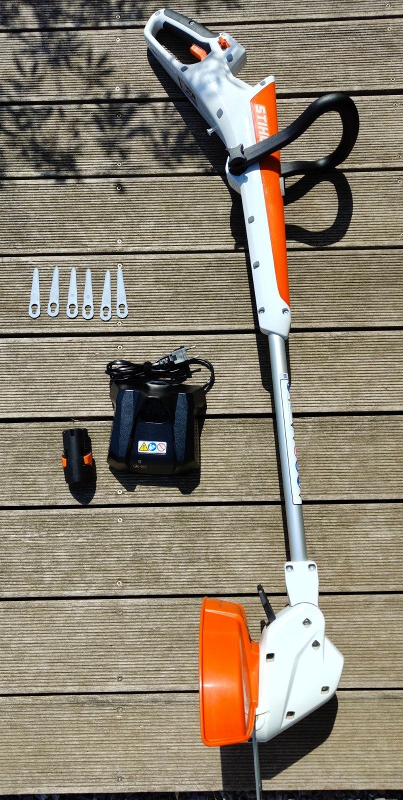 Stihl FSA 30 avec set chargeur & batterie + 2ème batterie, Comme neuf, Enlèvement, STIHL, 10 à 30 cm