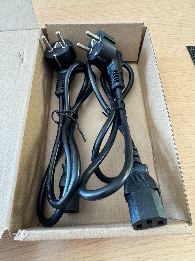2 x Voedingskabel ( 250V 10A ), TV, Hi-fi & Vidéo, Enlèvement ou Envoi, Neuf, Moins de 2 mètres, Autres câbles