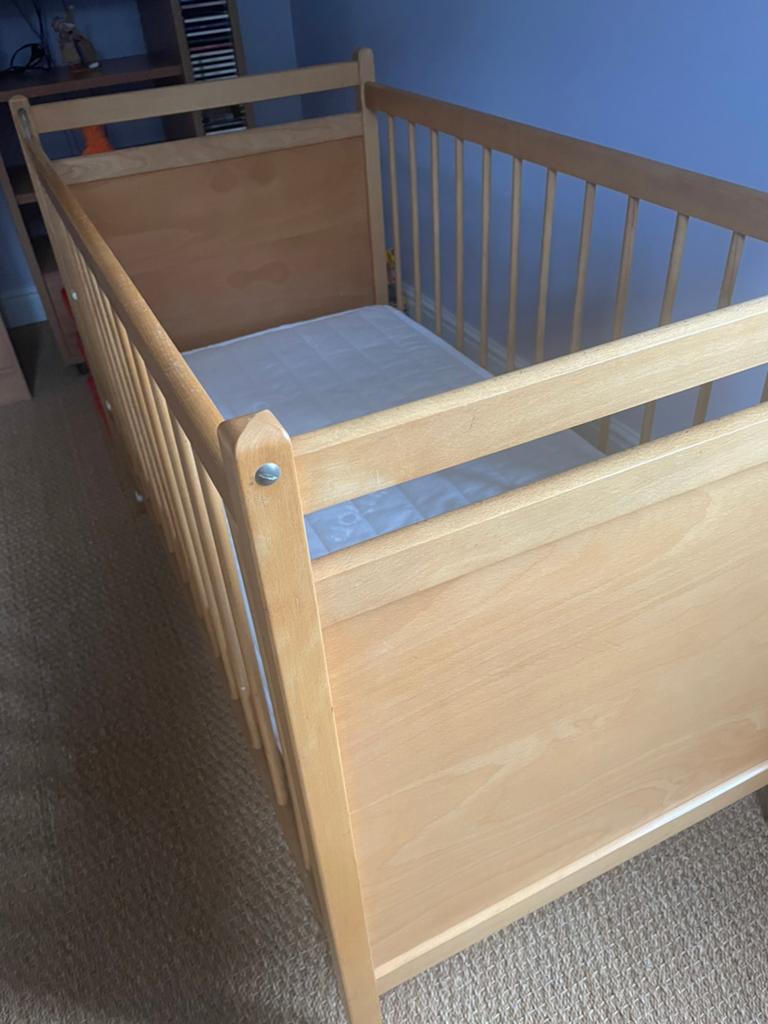 Lit bébé avec matelas et autres accessoires, Enlèvement, Comme neuf, Matelas