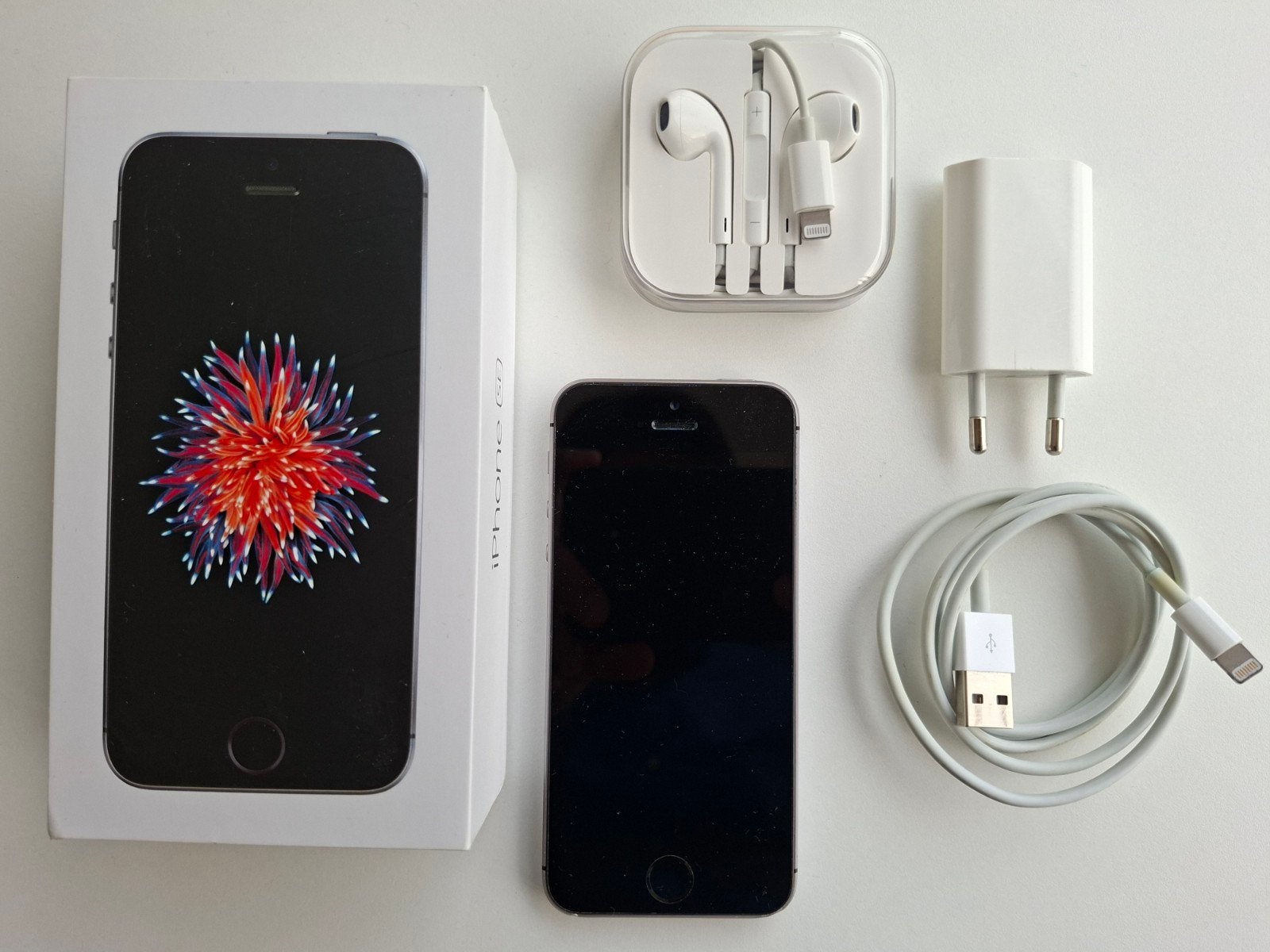 iPhone SE 1e generatie met originele doos oplader oortjes, Gebruikt, Zwart, Ophalen of Verzenden, 81 %