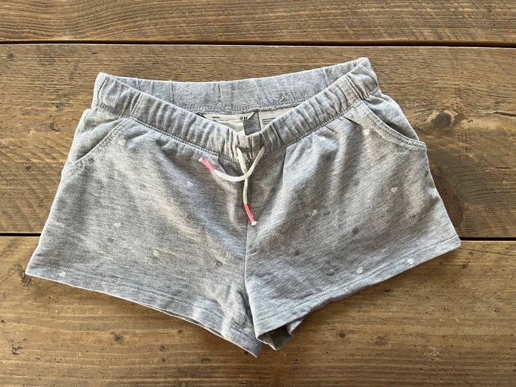 H&M grijze short witte hartjes 122, Ophalen of Verzenden, H&M, Meisje, Broek