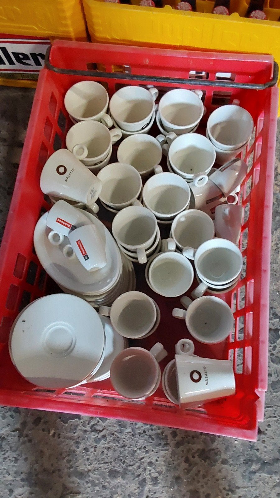 Heel veel tassen en bordjes voor koffie, Ophalen
